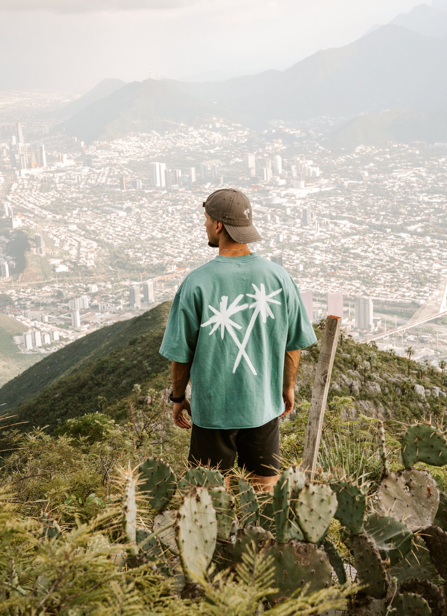 CROSSED PALM TREES TEE - JUNGLE GREEN